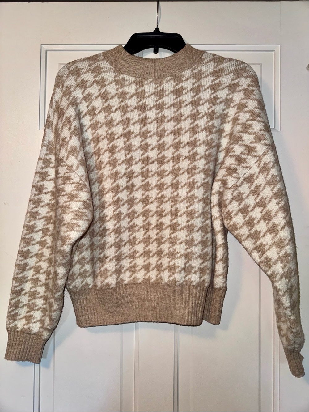 H&M Beige & Cream Houndstooth Mock Turtleneck Sweater